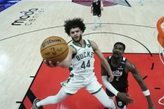 休斯顿火箭与密尔沃基雄鹿重磅交易：球员转会解析及新赛季格局展望